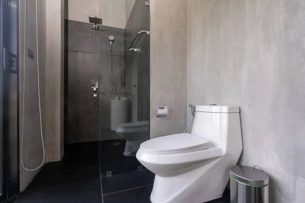 Intérieur réel salle de bain caractéristiques lavabo, cuvette de toilette dans la maison — Photo