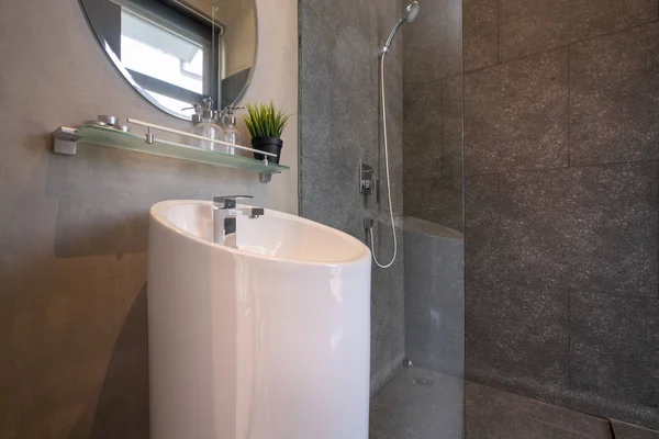 Lüks banyo özellikleri lavabo, tuvalet ev veya ev inşa — Stok fotoğraf