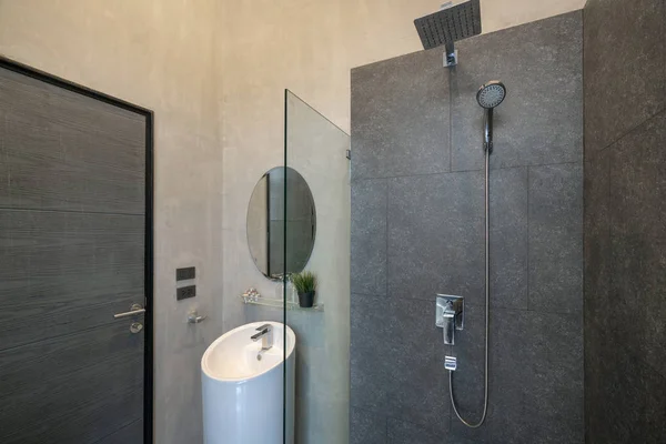 В роскошной ванной комнате есть умывальник, туалет в доме или доме — стоковое фото