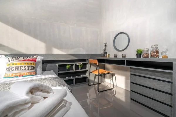 Дизайн интерьера в спальне лофта — стоковое фото