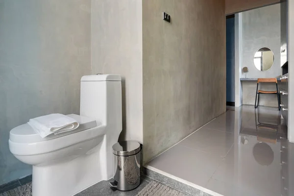 Лофт Роскошная ванная комната с унитазом — стоковое фото