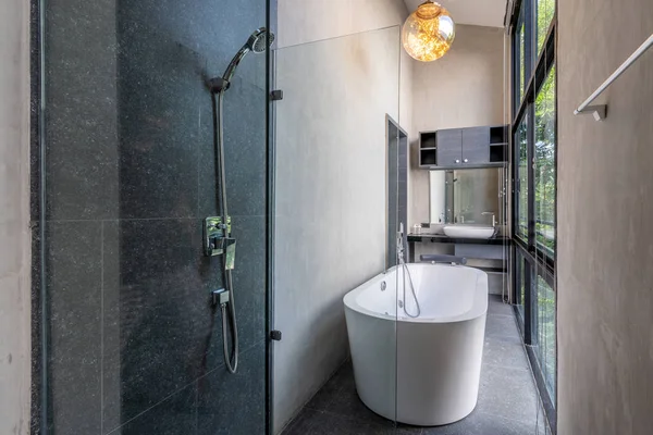 Роскошная ванная комната с ванной и цветком — стоковое фото
