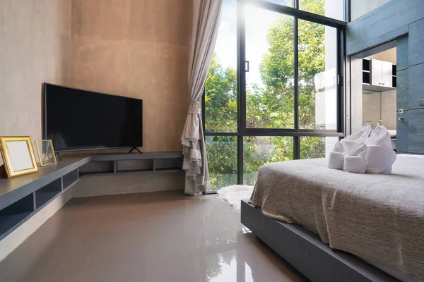 Diseño de interiores en dormitorio con televisión —  Fotos de Stock