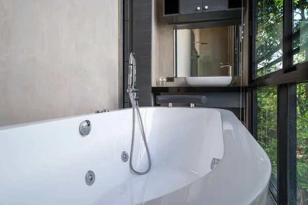 Роскошная ванная комната с ванной и цветком — стоковое фото