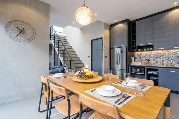 Interieur loft design woonkamer met eettafel van het huis — Stockfoto