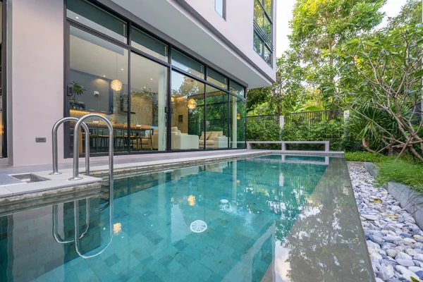 Evde yüzme havuzu ile dış ev — Stok fotoğraf