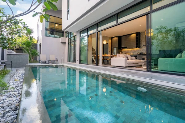 Casa exterior com piscina na casa — Fotografia de Stock