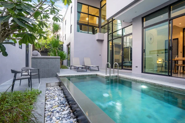 Casa exterior com piscina na casa — Fotografia de Stock