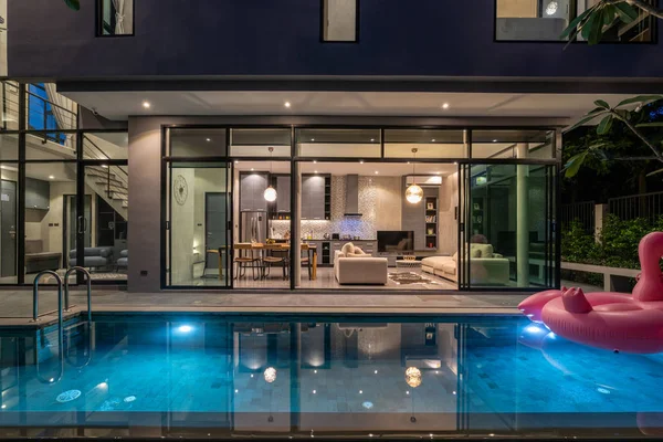 Nacht Haus im Freien mit Schwimmbad im Haus — Stockfoto