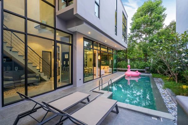 Haus im Freien mit Pool im Haus — Stockfoto