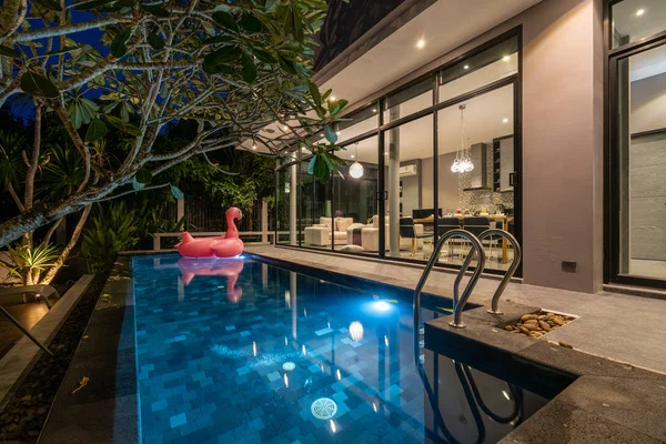 Casa exterior noite com piscina na casa — Fotografia de Stock