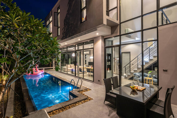 ночной наружный дом с бассейном в доме
