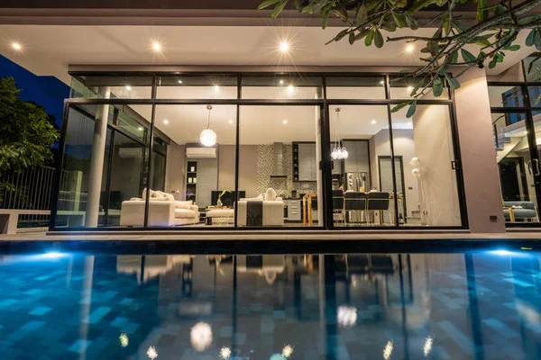Casa exterior noite com piscina na casa — Fotografia de Stock