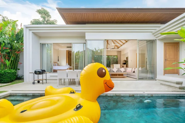 Casa de diseño exterior con mostrando piscina tropical villa con jardín verde — Foto de Stock