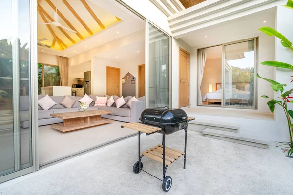 Diseño interior y exterior en dormitorio de villa con piscina —  Fotos de Stock