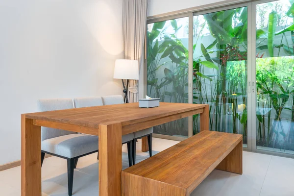 Casa design de interiores na sala de estar com mesa de jantar — Fotografia de Stock
