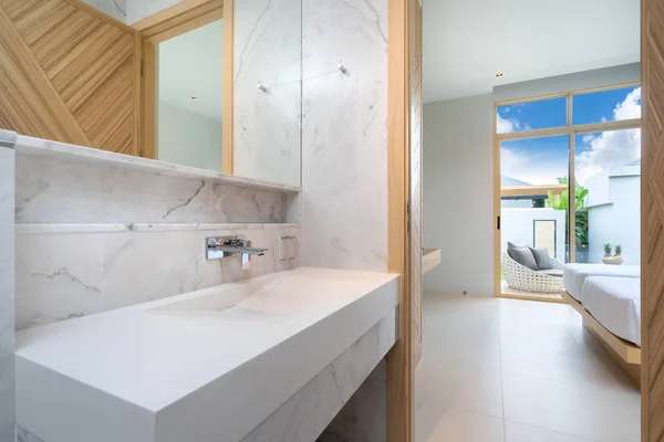 Chambre design intérieure avec salle de bain — Photo