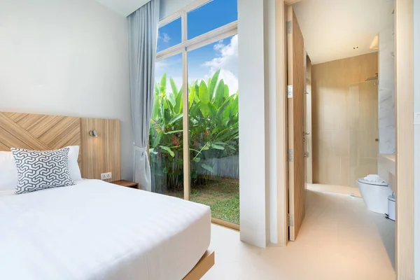 Diseño interior de lujo en el dormitorio con acogedora cama king en la casa —  Fotos de Stock
