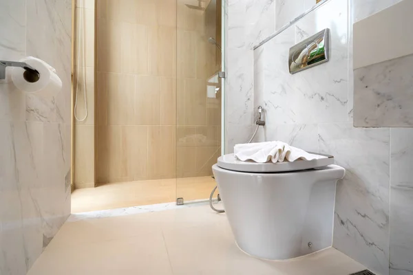 욕실을 가득 메운 아름다운 변기 — 스톡 사진