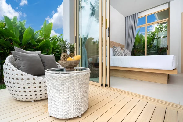 Sypialnia z balkonem i zielonym ogrodem — Zdjęcie stockowe