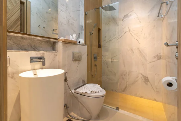 Intérieur salle de bain réelle caractéristiques lavabo et cuvette de toilette — Photo