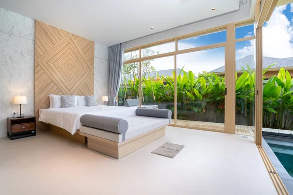 Diseño interior de lujo en el dormitorio con acogedora cama king en el hou —  Fotos de Stock