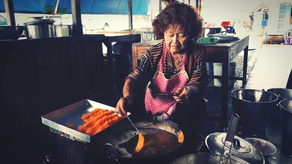 Old Woman Making Traditional Thai Dessert Foi Thong Golden Egg — Stock Photo, Image