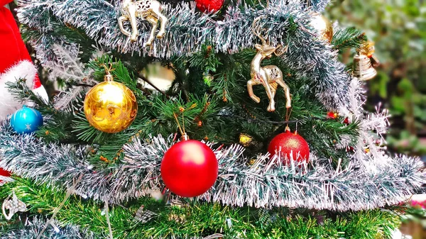 Nahaufnahme Christbaumschmuck Und Neujahrshintergrund Winterfesttagsdekoration Selektiver Fokus — Stockfoto