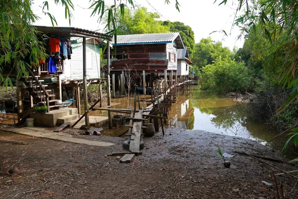 Rumah kayu banjir, tua rumah pedesaan dalam air Stok Gambar Bebas Royalti