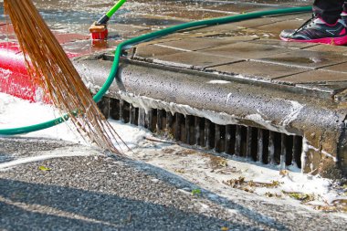 Kirli patikayı temizleyen süpürge işçisini kapatın