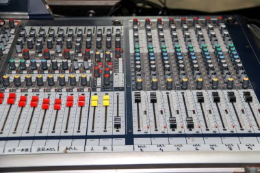 Ses karıştırıcı ekolayzır paneli kadran tonlama ve kaydırıcılar set kenar çubuğu ile