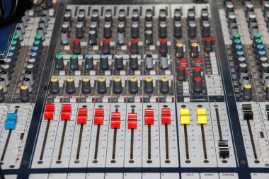 Ses karıştırıcı ekolayzır paneli kadran tonlama ve kaydırıcılar set kenar çubuğu ile