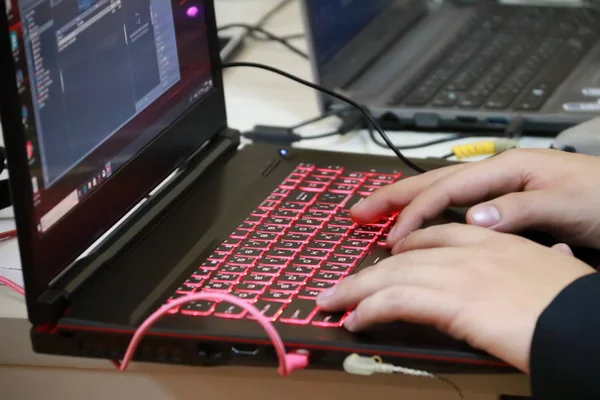 Primer plano del teclado de mecanografía manual en el portátil — Foto de Stock