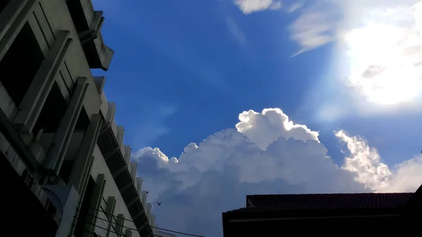 Awan putih dengan langit biru di latar belakang, awan di cakrawala langit biru — Stok Foto