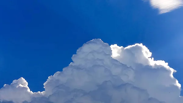 Awan putih dengan langit biru di latar belakang, awan di cakrawala langit biru — Stok Foto