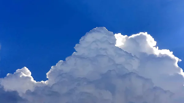 Nuvole bianche con cielo blu sullo sfondo, nuvole in orizzonte cielo blu — Foto Stock