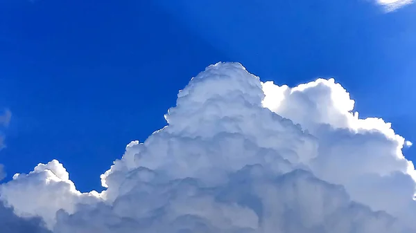Awan putih dengan langit biru di latar belakang, awan di cakrawala langit biru — Stok Foto
