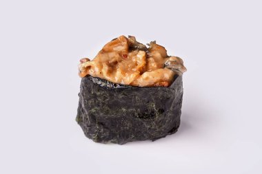 Beyaz arka plan üzerinde lezzetli taze suşi closeup görünümü