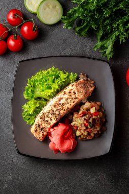 somon steak yükseltilmiş görünümü siyah plaka üzerinde