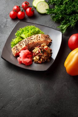 somon steak yükseltilmiş görünümü siyah plaka üzerinde