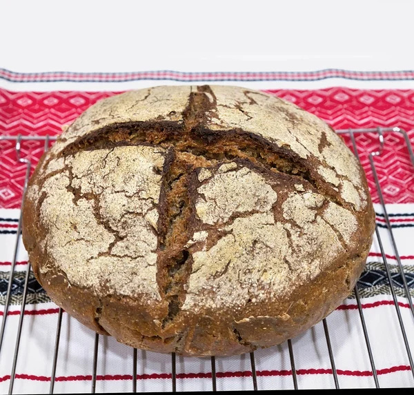 Detailní Záběr Čerstvé Domácí Kolo Kváskový Žitný Chléb Odpočívá Stojanu — Stock fotografie