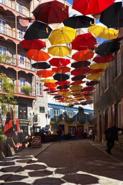 Quebec City, Que/Kanada-Ekim 1, 2018: Rue de Cul de Sac Quartier Petit Champlain içinde şemsiye ile dekore.
