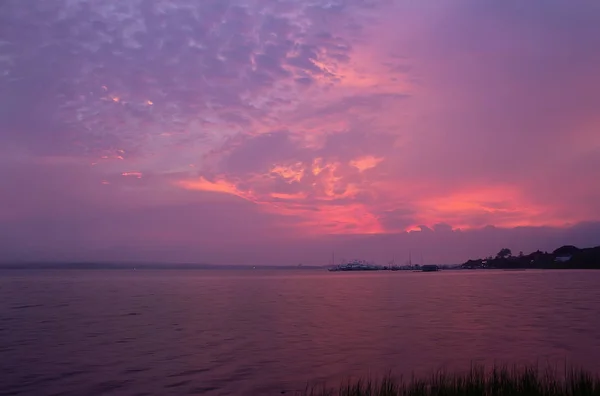 Landskap Med Sjö Båtar Och Solnedgång Himlen Vid Sjön Montauk — Stockfoto