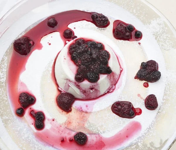 Close Sobremesa Panna Cotta Com Molho Framboesa Amora — Fotografia de Stock