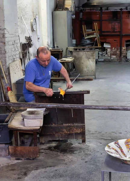 Artisanat Travaillant Dans Une Usine Verre Traditionnelle Île Murano Près — Photo