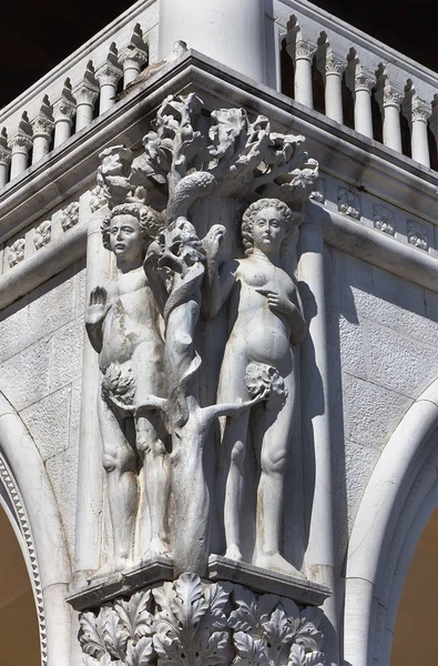 Venise Italie Avril 2018 Sculpture Adam Eve Séparés Par Arbre — Photo