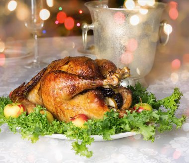 Christmas (yeni yıl) tablo ile kızartma doldurulmuş kısırlaştırılmış horoz.