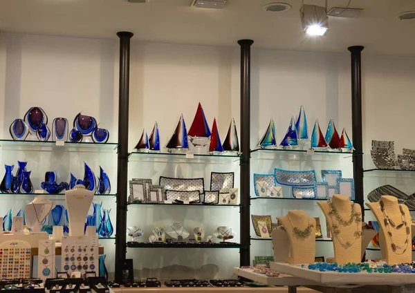 意大利威尼斯 2018年4月15日 穆拉诺岛商店展出的穆拉诺玻璃艺术品 — 图库照片