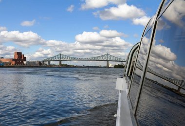 Montreal'deki Saint Lawrence Nehri. Cruise boat'dan görünüm.