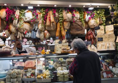 Floransa'daki Mercato Centrale markette alışveriş.